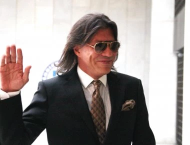 Ο Ψινάκης διέκοψε τον μαραθώνιο για να περάσει με...την λιμουζίνα και την «ιδιαίτερη» παρέα του (φωτο)